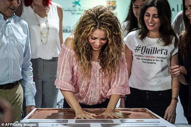 5726896 6349435 Getting her hands dirty The Deja Vu singer pressed her palms int a 2 1541264722493