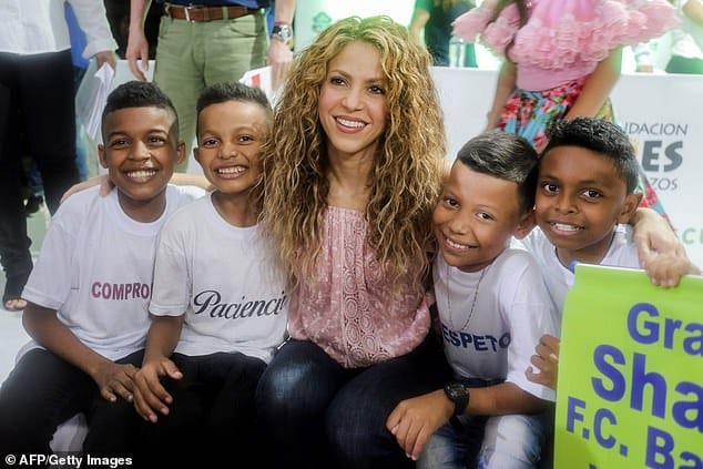 5726900 6349435 Posing with her school children Shakira who was wearing a pink l a 46 1541264504878
