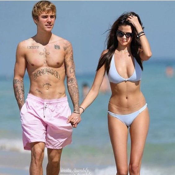 Justin Bieber and Selena Gomez enjoying at beach