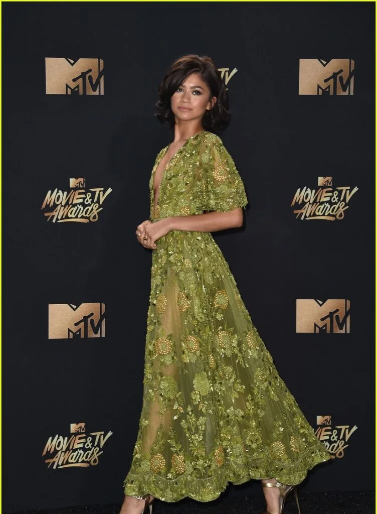 Zendaya stunned us with Green at the MTV Awards 2023 5 Zendaya