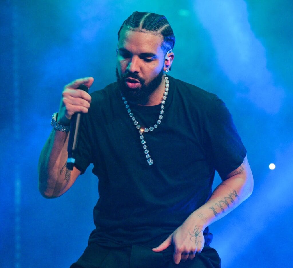 When Drake Firmly Said, 'Stop Throwing Your Bras,' Creating an Unforgettable Concert Moment 5 Drake