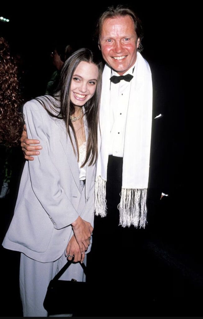 Angelina Jolie's Dad: The shocking Complicated Relationship with Jon Voight :6 major insights 4 img 20240718 2358011910689057
