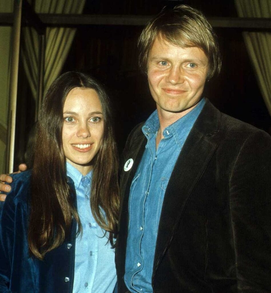 Angelina Jolie's Dad: The shocking Complicated Relationship with Jon Voight :6 major insights 3 img 20240719 001508971610586